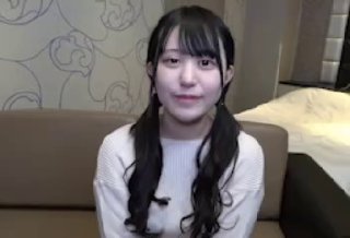 李英幼周五下午接小姨子下班在家楼下车里口