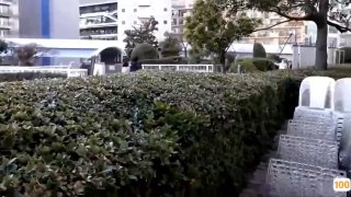 一个年轻女孩的大屁股被她的继父在各种姿势中操